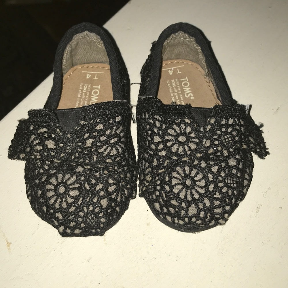 TOMs size 4- black crochet